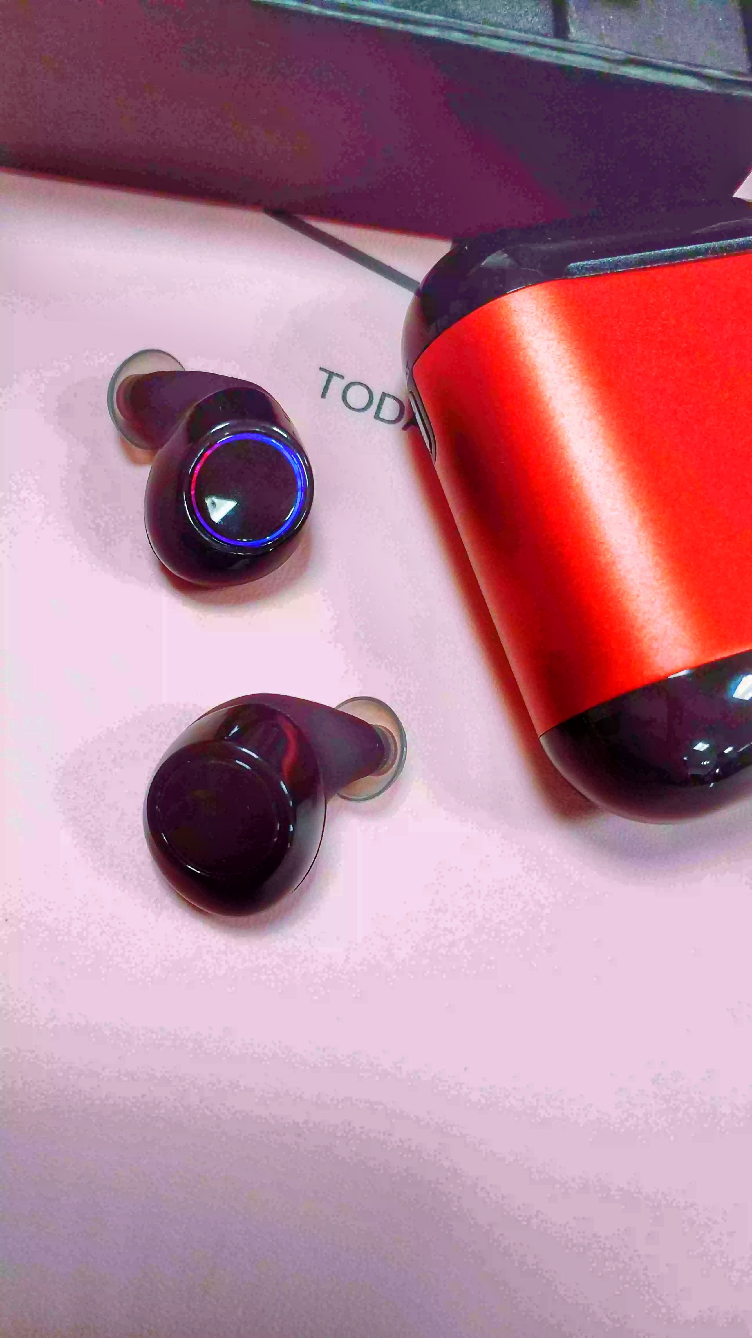 Bluetooth 5.0 Self-Charging Earphones Fuchsia Molly